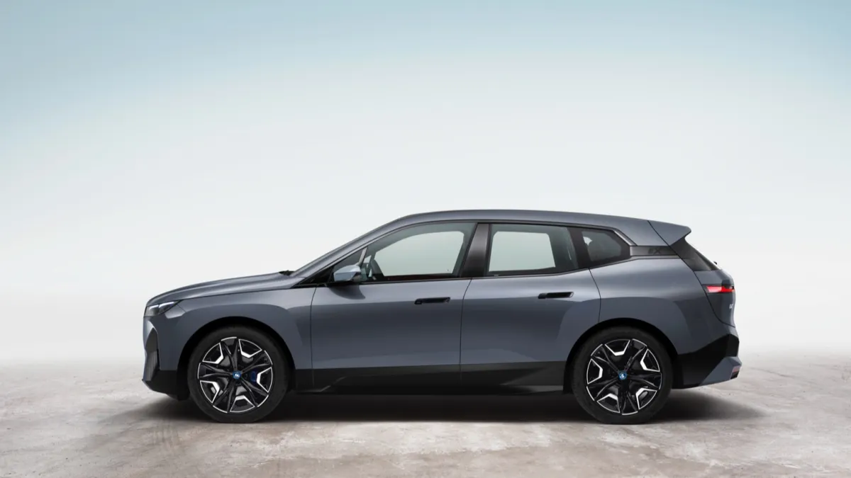 iX xDrive40 thumbnail