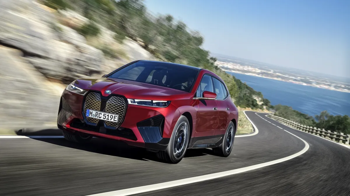 iX xDrive40 thumbnail
