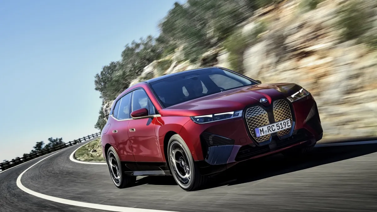 iX xDrive40 thumbnail