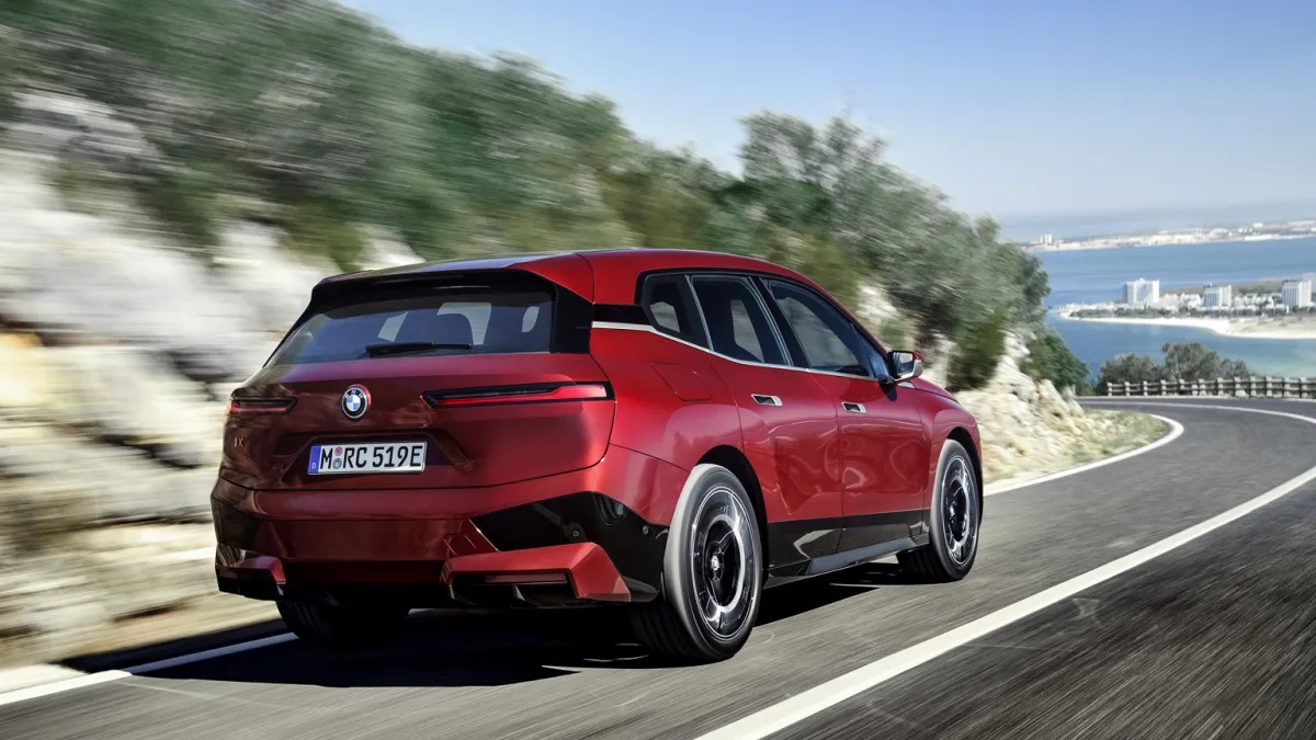 iX xDrive40 thumbnail