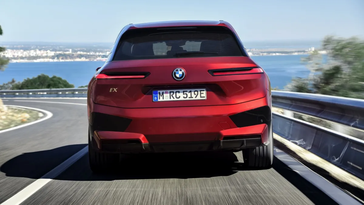 iX xDrive40 thumbnail