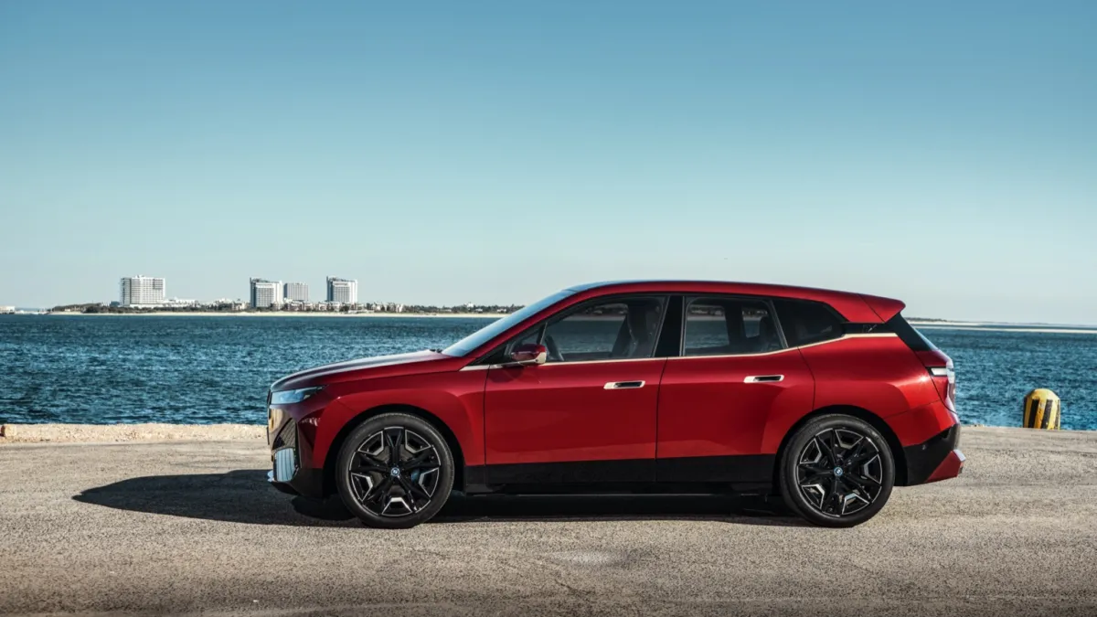 iX xDrive40 thumbnail