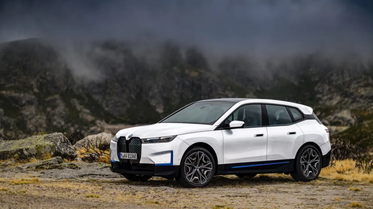 iX xDrive40 thumbnail