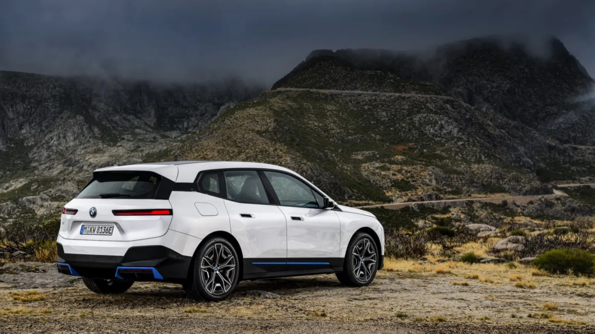 iX xDrive40 thumbnail