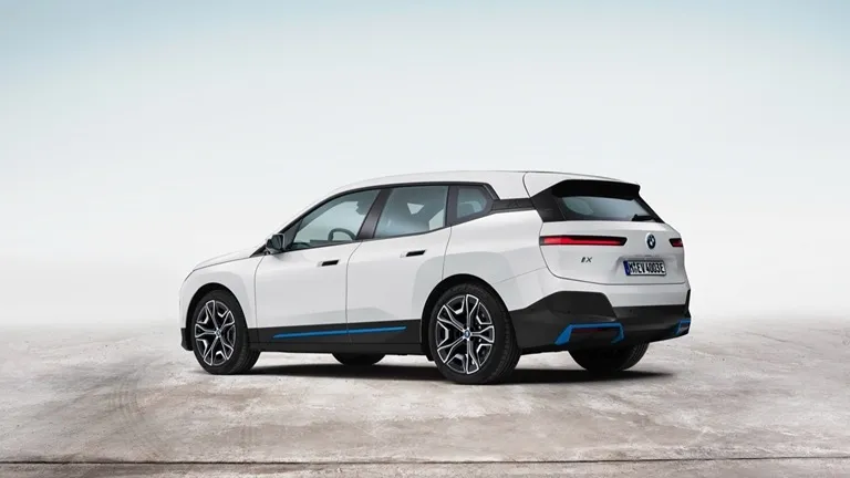 iX xDrive40 thumbnail