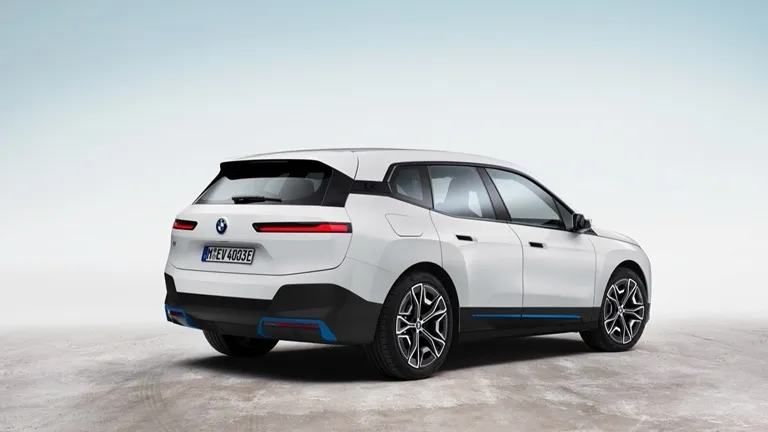 iX xDrive40 thumbnail