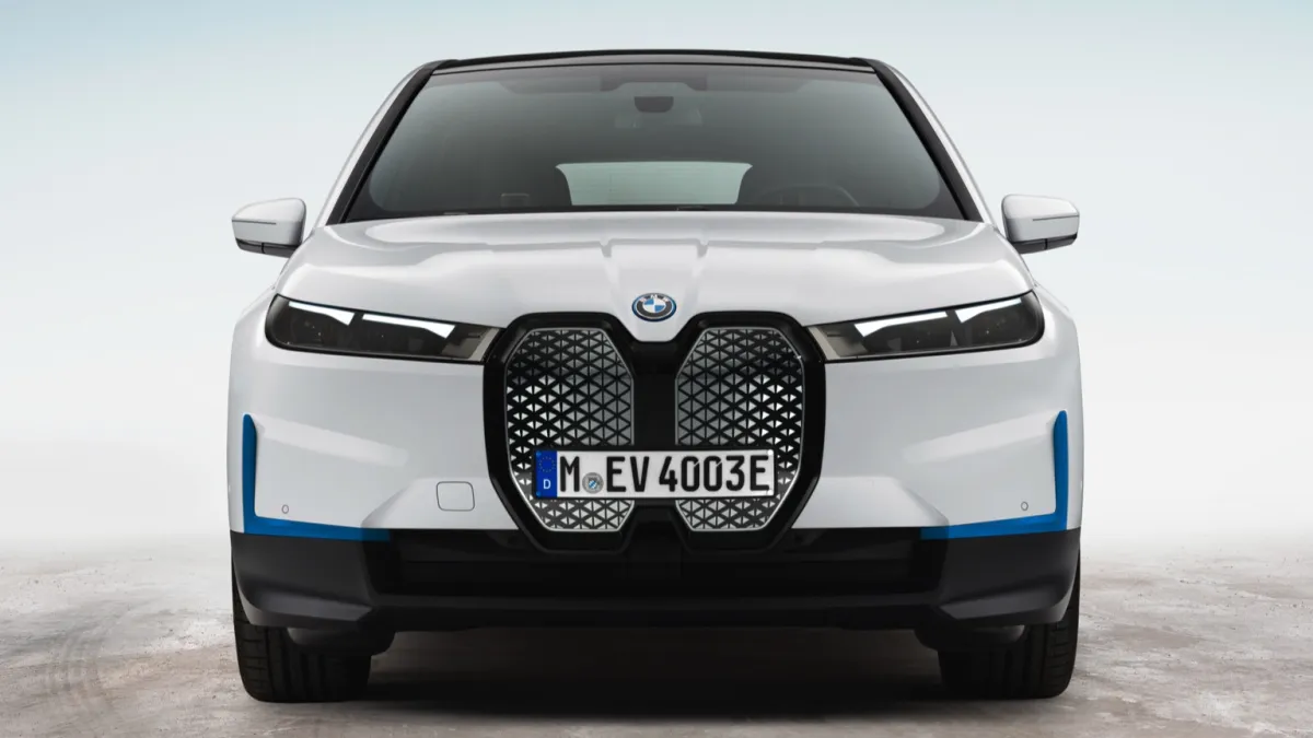 iX xDrive40 thumbnail