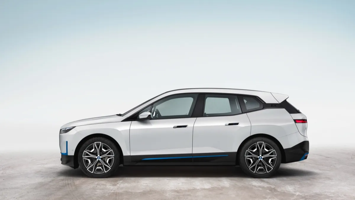 iX xDrive40 thumbnail