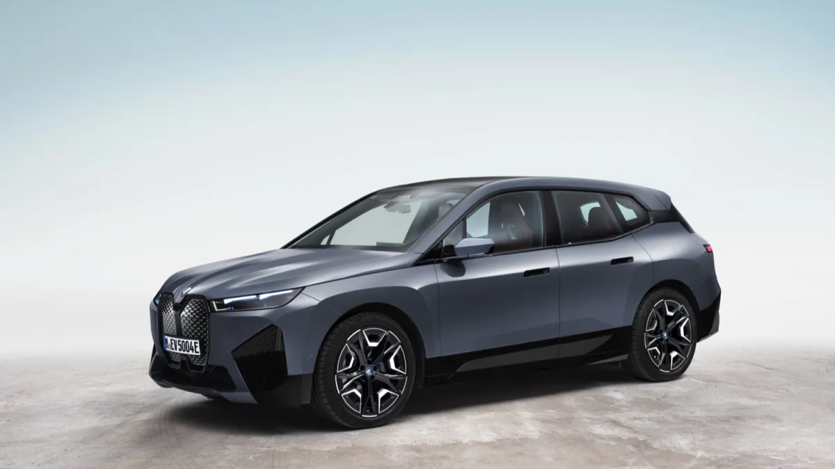 iX xDrive40 thumbnail