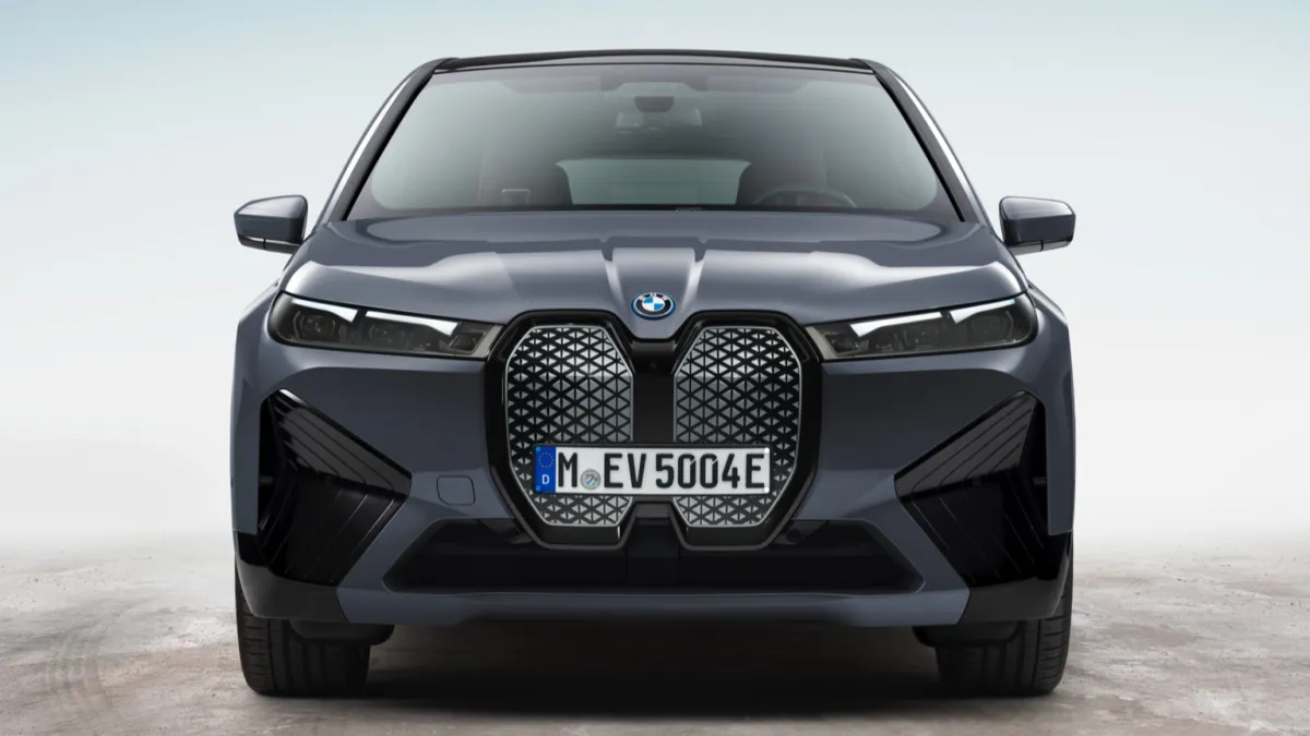 iX xDrive40 thumbnail